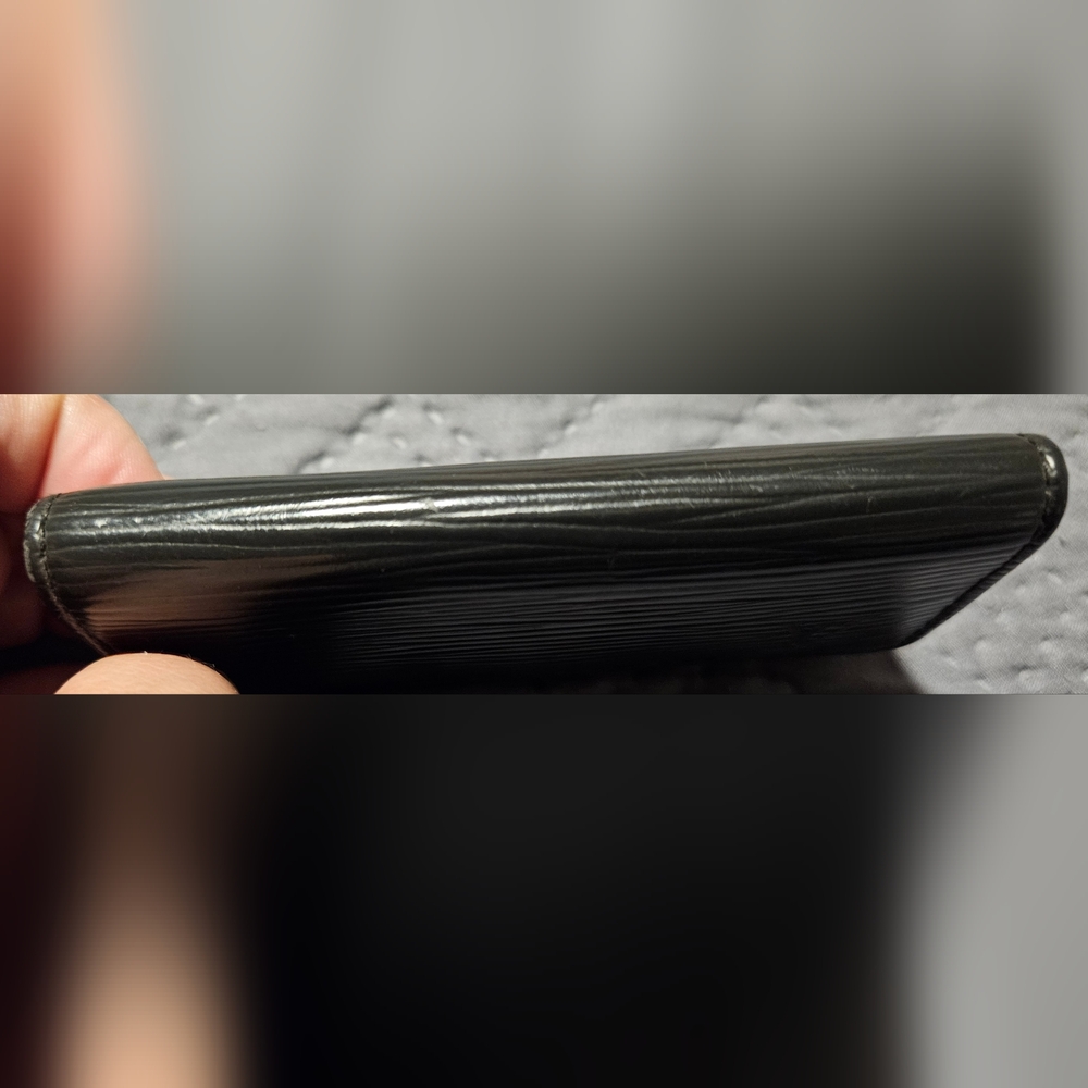LOUIS VUITTON - PRISTINE LV EPI KEY CASE - Picture 9 of 16